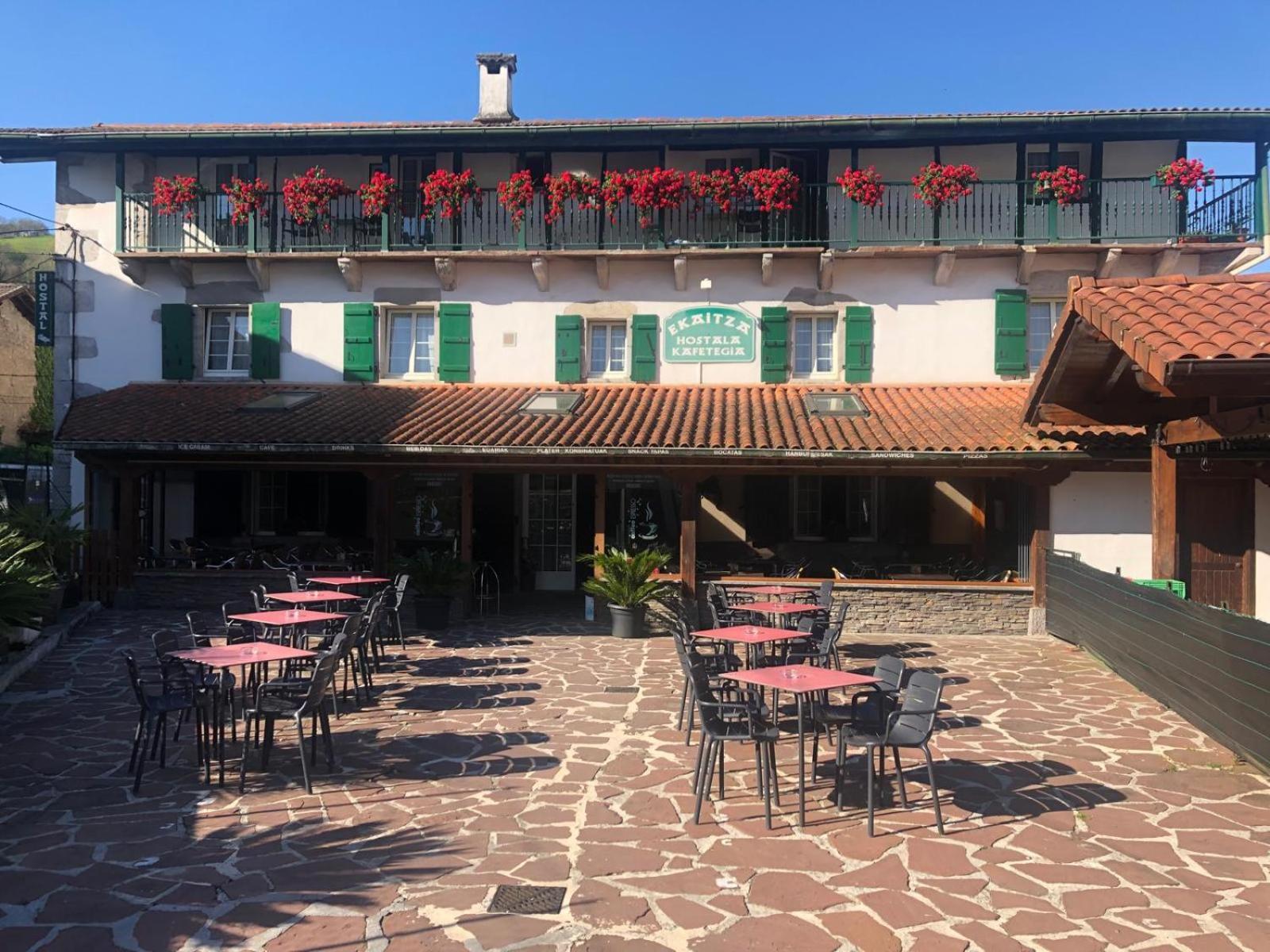Готель Hostal Ekaitza Лесака Екстер'єр фото