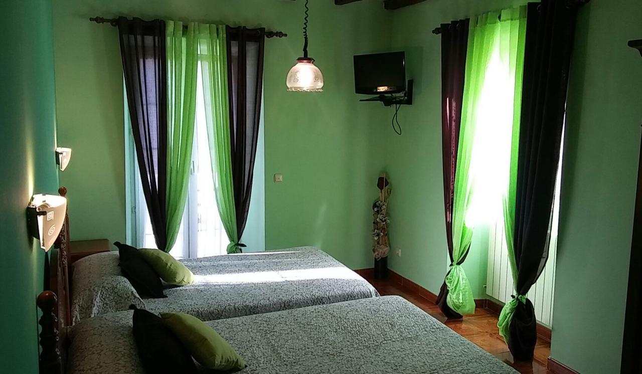 Готель Hostal Ekaitza Лесака Екстер'єр фото