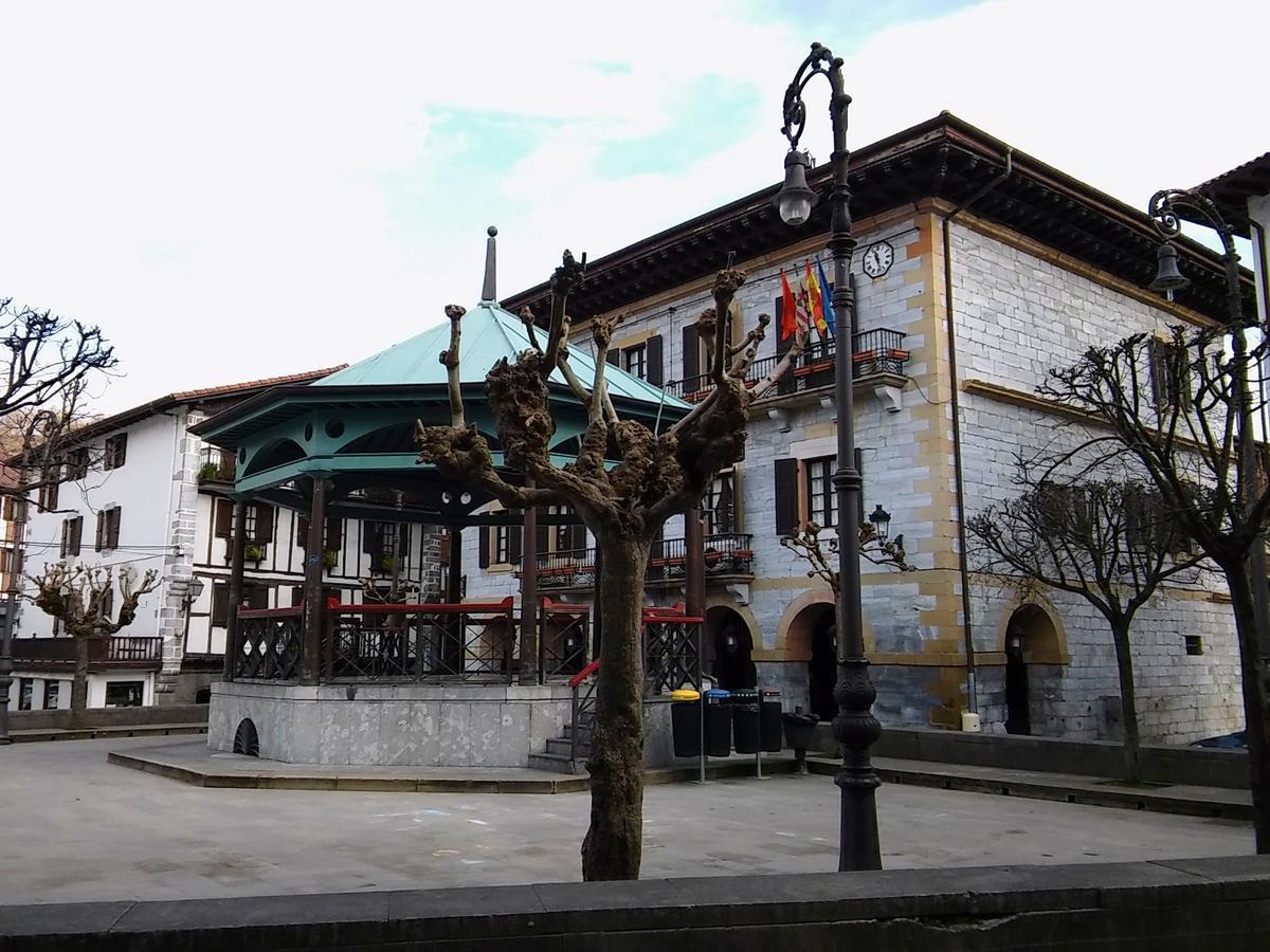 Готель Hostal Ekaitza Лесака Екстер'єр фото